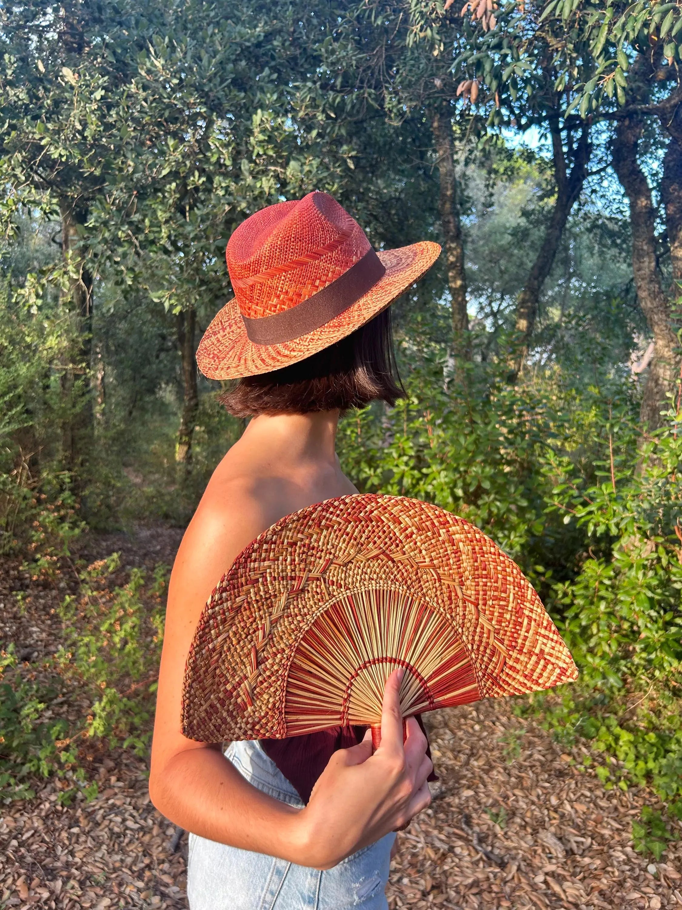 Abanico y sombrero de palma de iraca