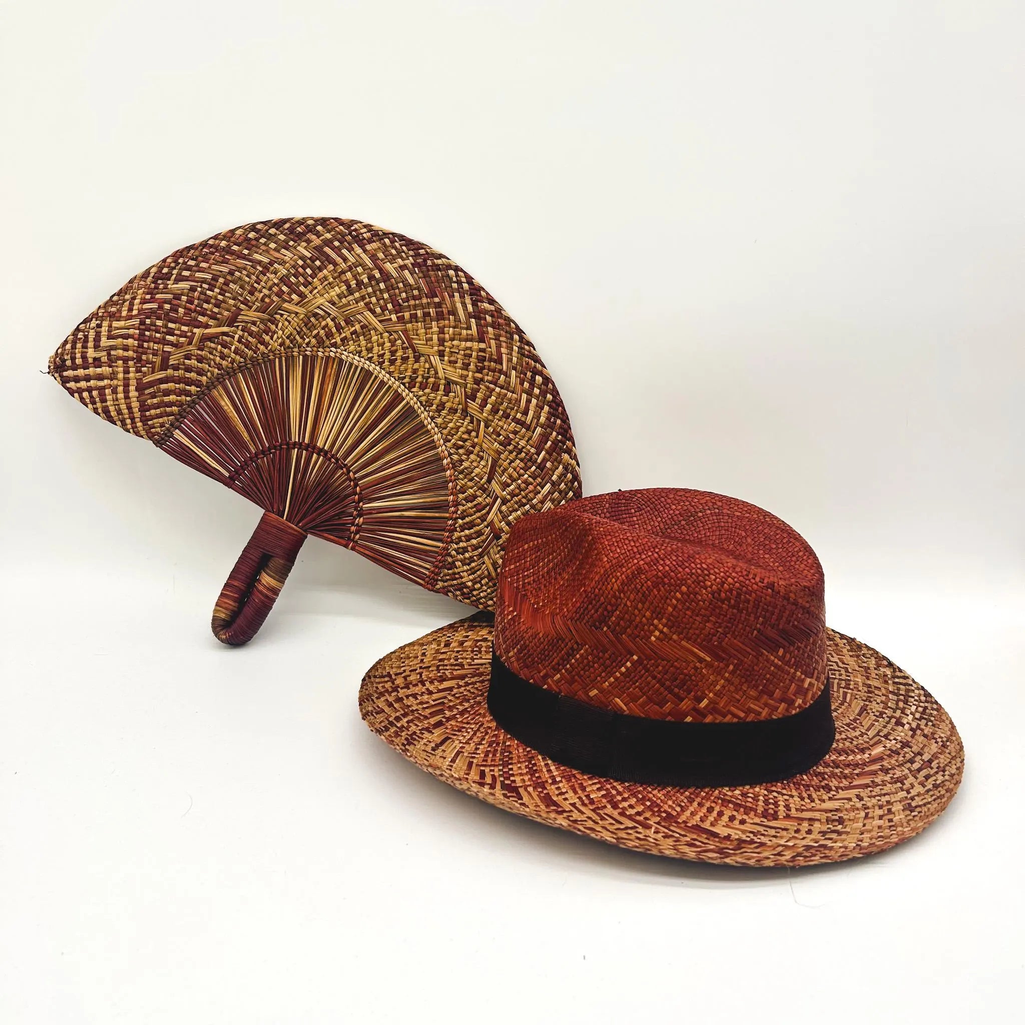 Abanico y sombrero de palma de iraca
